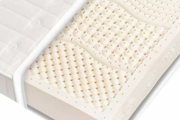 L'âme en latex d'un matelas dont la housse est à moitié ouverte. 